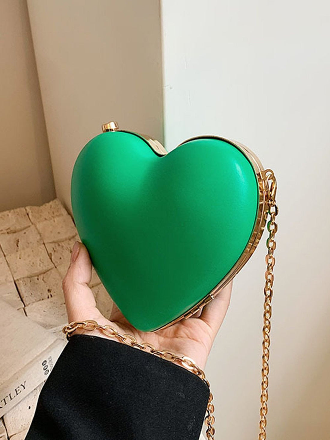 Elegant plain green heart-shaped bag with gold twist lock and chain strap made of PU material